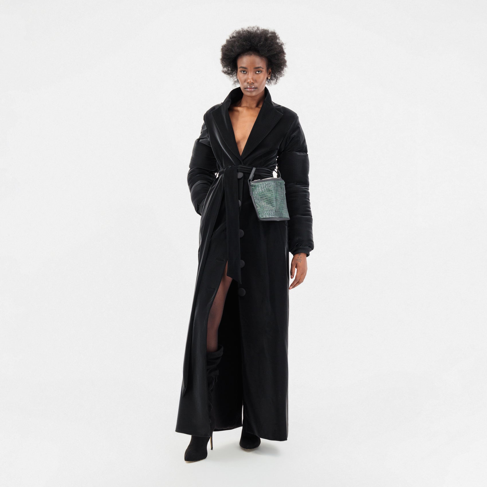 Grüner Trenchcoat mit Gürtel und Tasche