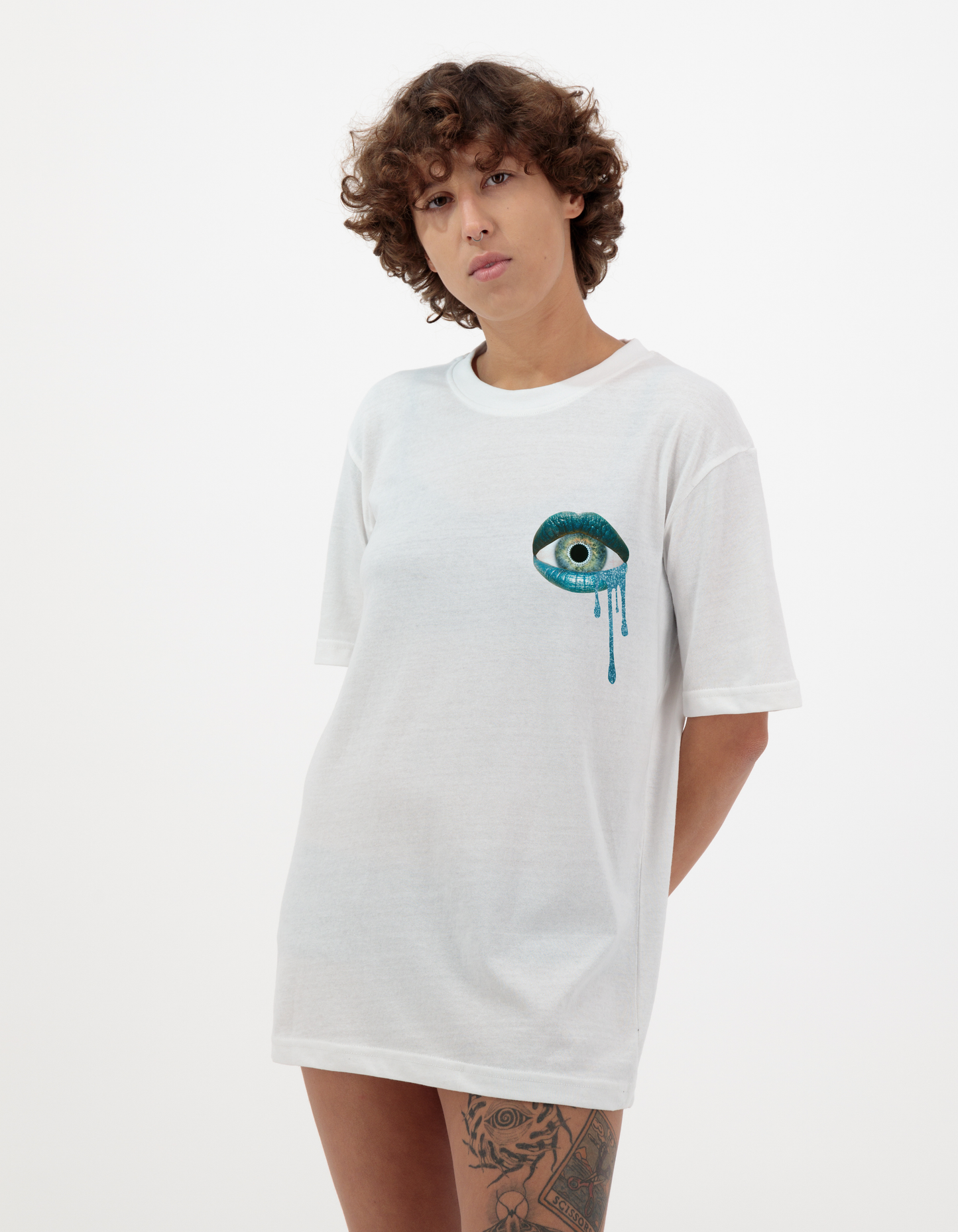 T-shirt blanc avec bouche et yeux