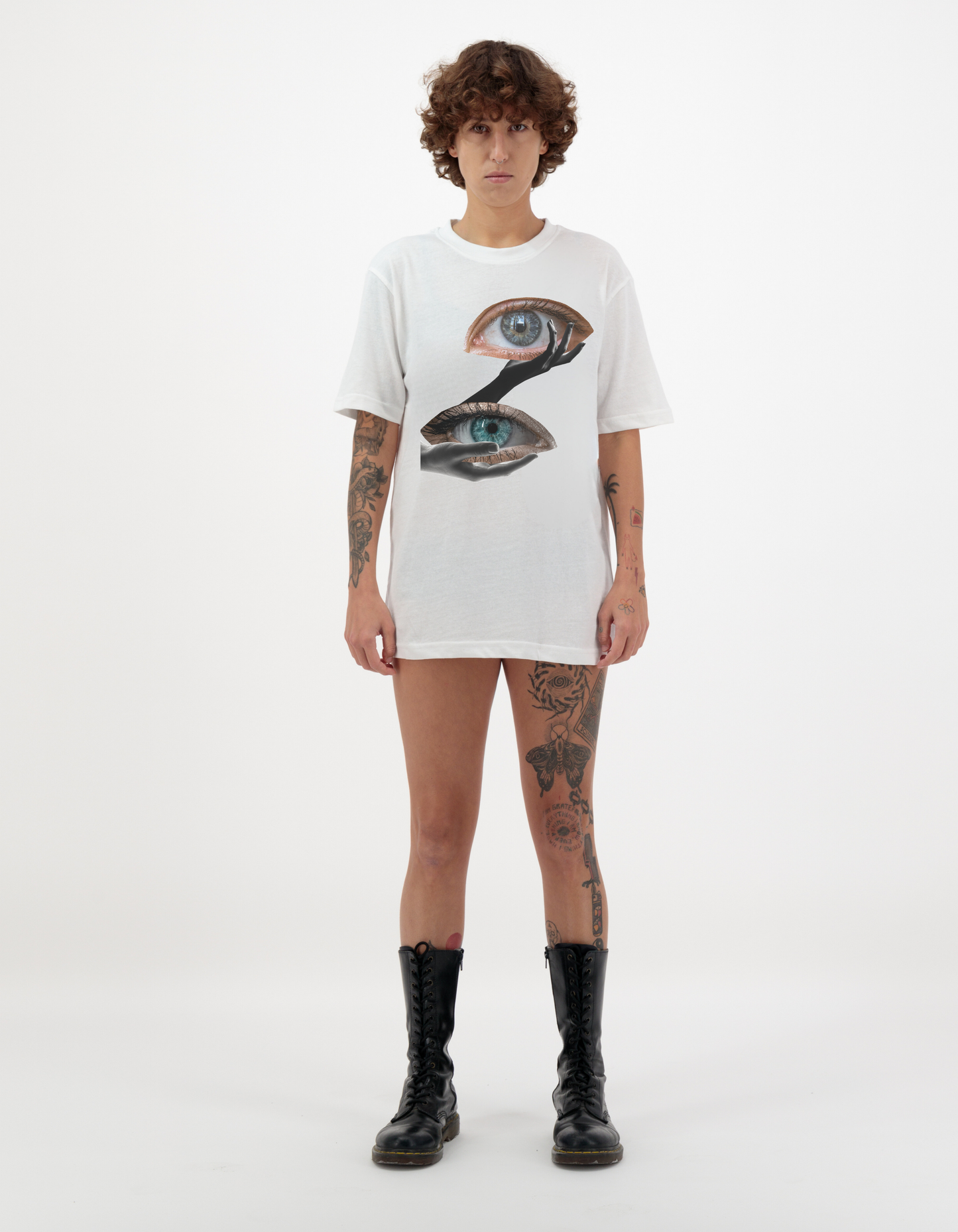 T-shirt blanc avec yeux servis