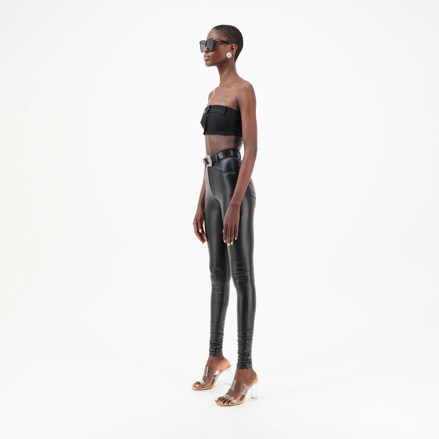 ÚCHÈ Maßgeschneiderte Leggings aus Kunstleder mit metallischen Details