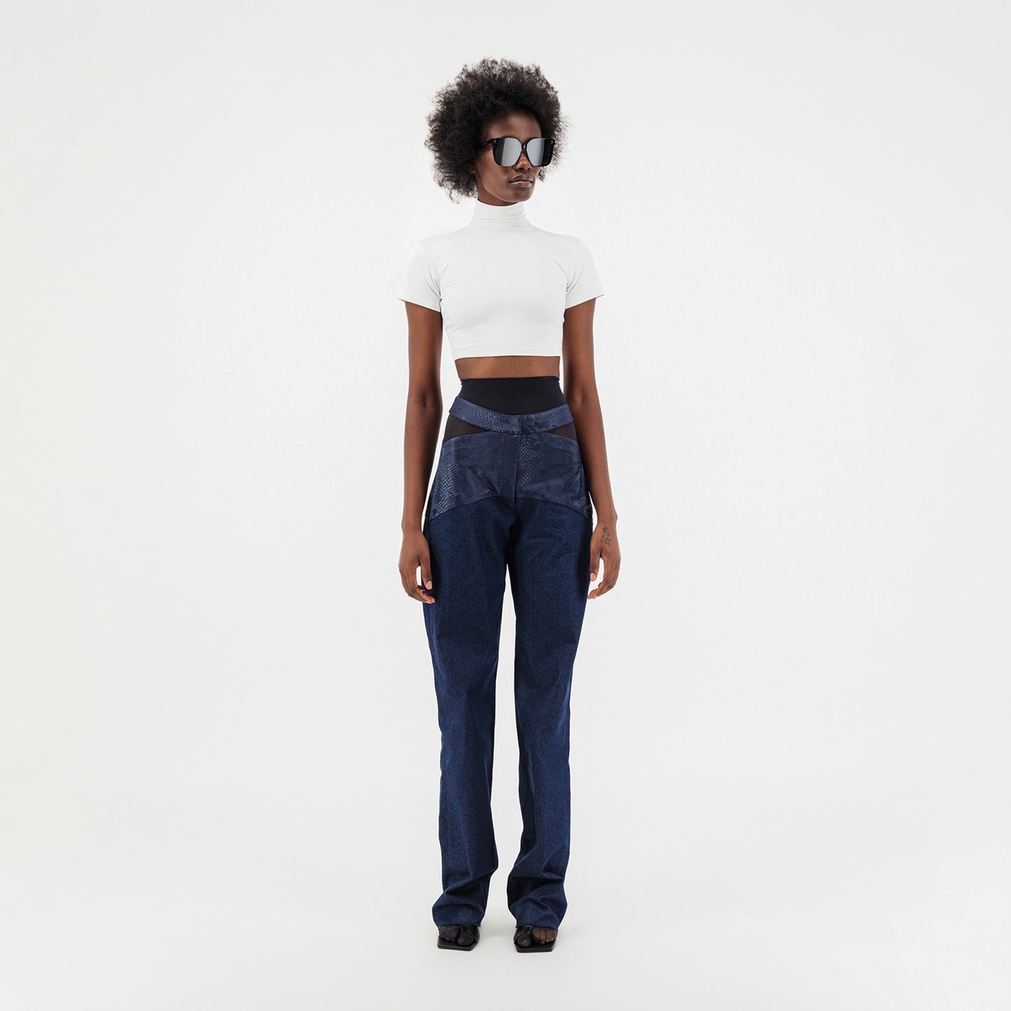 Pantalon en jean bleu à découpes